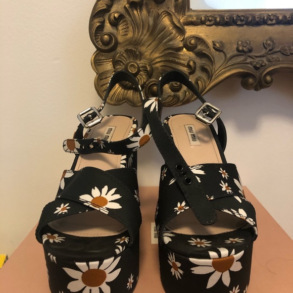 BNWT. Miu Miu Gabardine Daisy Print Heels - Picture 2 of 5